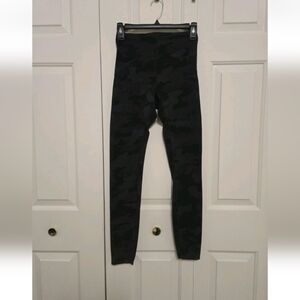 Lululemon Womens Unlimit Camo Mid-Rise Tight Leggings 25" Inseam Size 4
